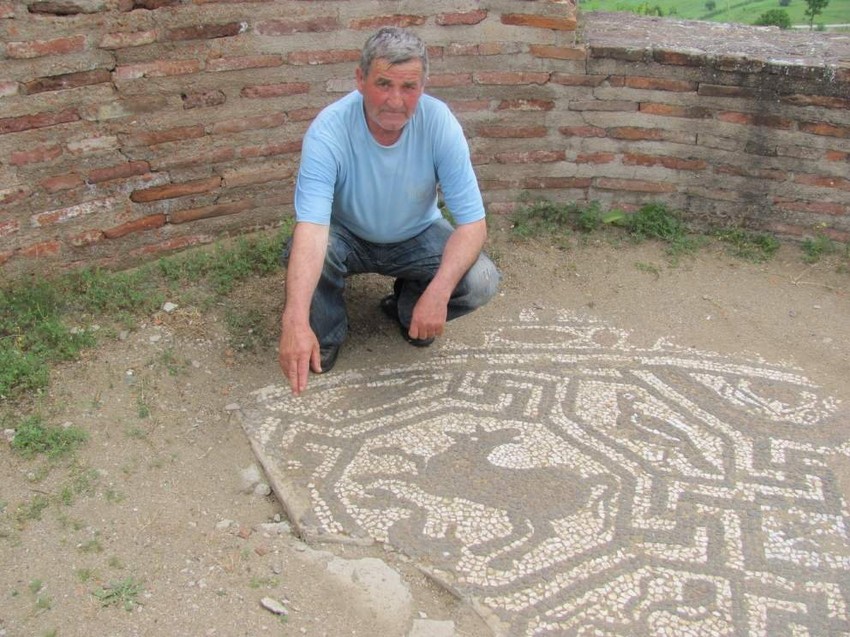 Lopvi su krampovima najpre podigli ploču sa mozaikom pa nastavili dalje kopanje u potrazi za blagom