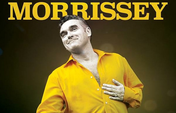 Morrissey pisze na skórze półnagich modelek... "Kiss Me A Lot"