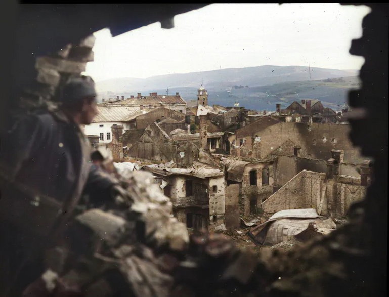 Zniszczenia wojenne w Gorlicach (koloryzacja współczesna)