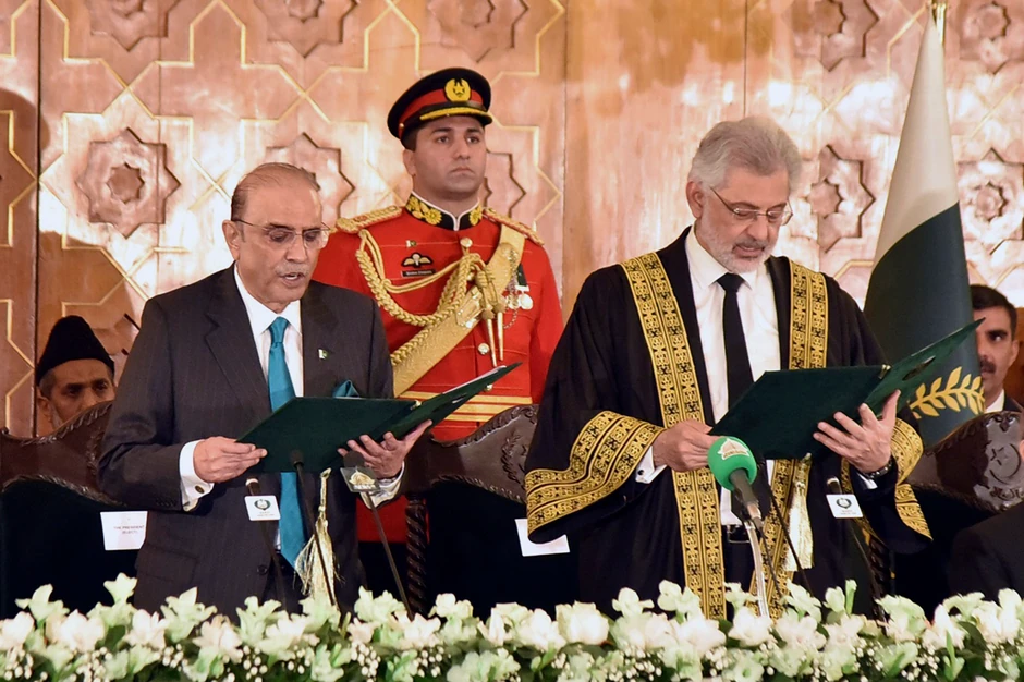Glavni sudija Vrhovnog suda u Pakistanu Kazi Fez Isa (D) polaže zakletvu u Islamabadu 10. marta