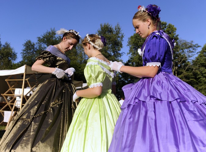 Piękne suknie, piękne damy, piękne czasy... Tylko wojna paskudna. Zginęło w niej 600 tysięcy osób