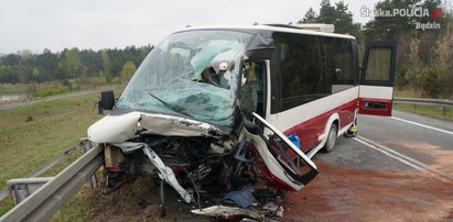 Śmierć po czołówce busa z osobówką na S1! Są też ciężko ranni