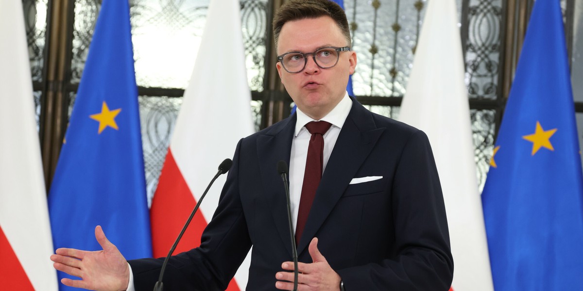 Marszałek Sejmu Szymon Hołownia podczas konferencji prasowej przed posiedzeniem.