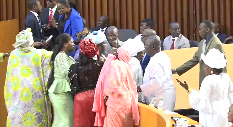 Altercation entre Massata Samb et Amy Ndiaye, jeudi 1er décembre à l’Assemblée nationale du Sénégal.