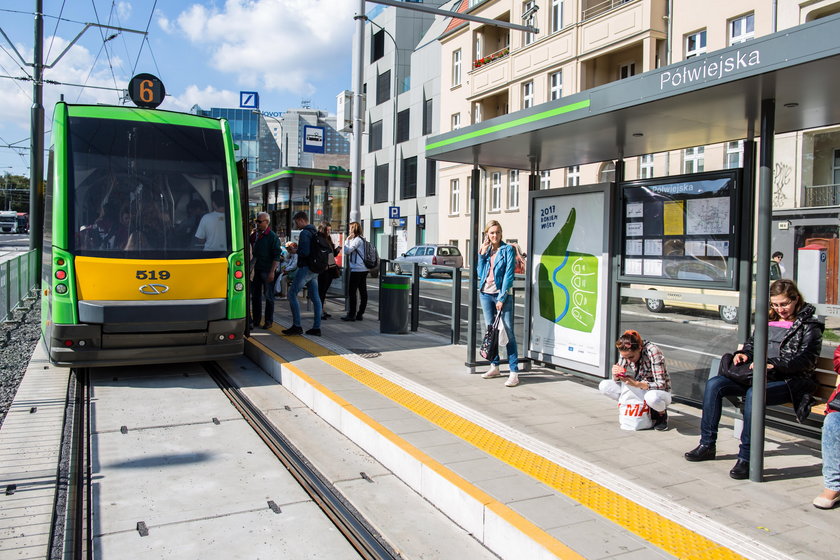 Zrobili  kostkę chodnikową na torowisku tramwajowym