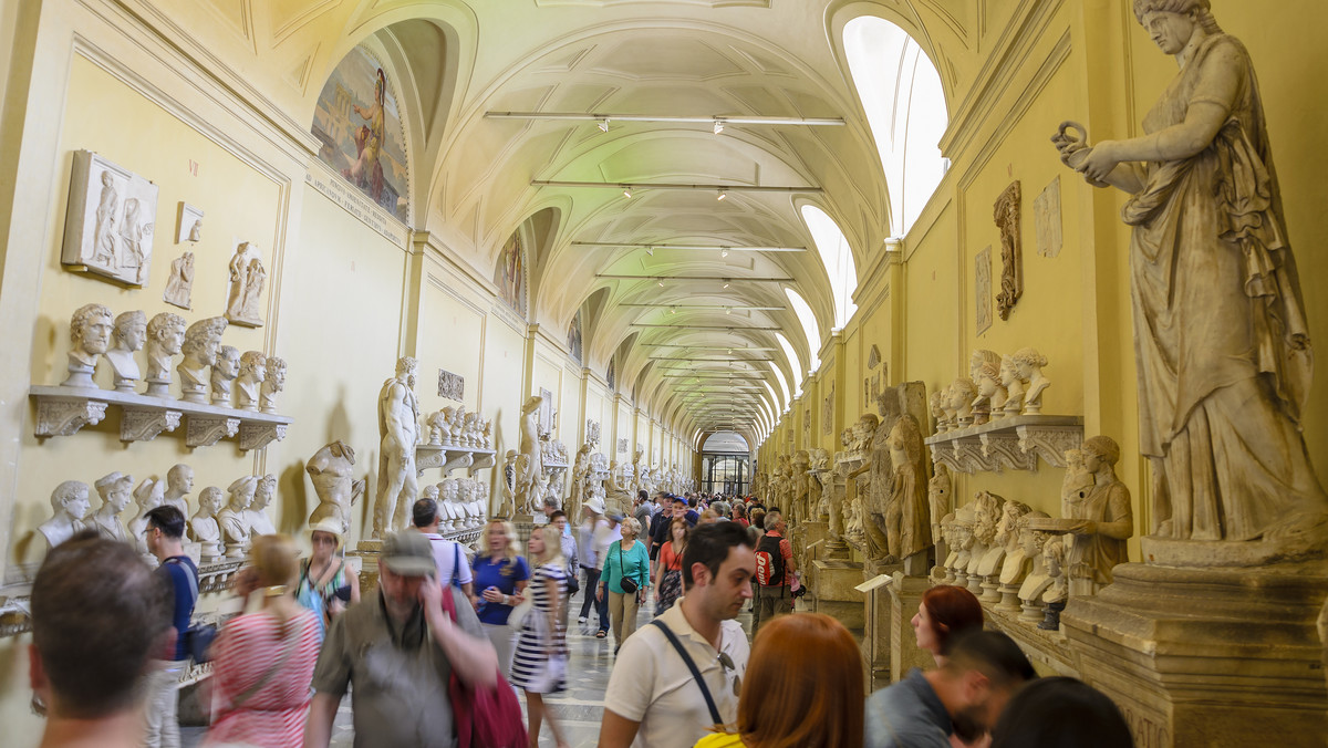 Gigantyczny tłok, długie kolejki, duchota i gorące sale pozbawione w większości klimatyzacji - tak warunki zwiedzania w Muzeach Watykańskich opisują rzymscy przewodnicy. Na łamach dziennika "La Repubblica" podkreślili, że nie są w stanie tam pracować.