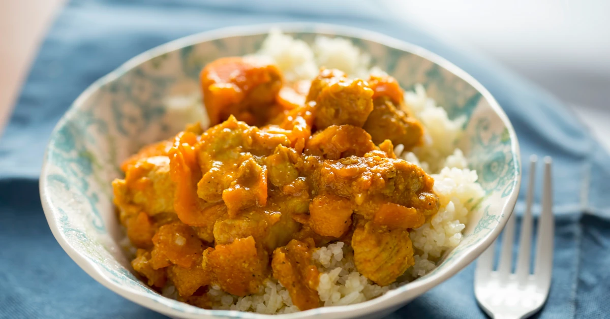 Pyszny obiad na poniedziałek. Podajemy przepis, Ty gotujesz. Aksamitny gulasz z dyni i kurczaka