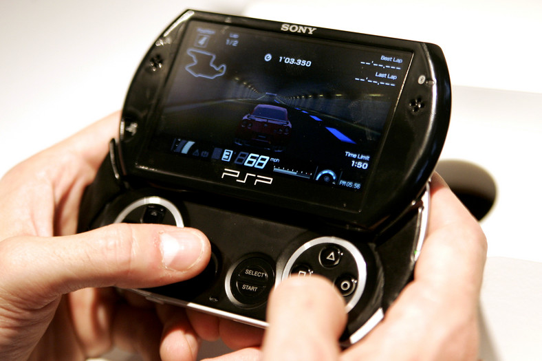 Electronic Entertainment Expo ( E3),. PSP Go firmy Sony Corp w rękach gracza. Foto: Jonathan Alcorn/Bloomberg