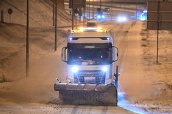 Atak zimy paraliżuje Polskę. S7 zablokowana, kolej i lotniska w chaosie