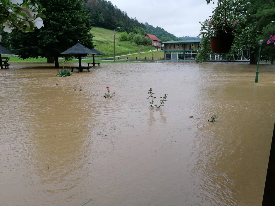 Guča pod vodom: U prestonici trube poplavljeno 70 kuća