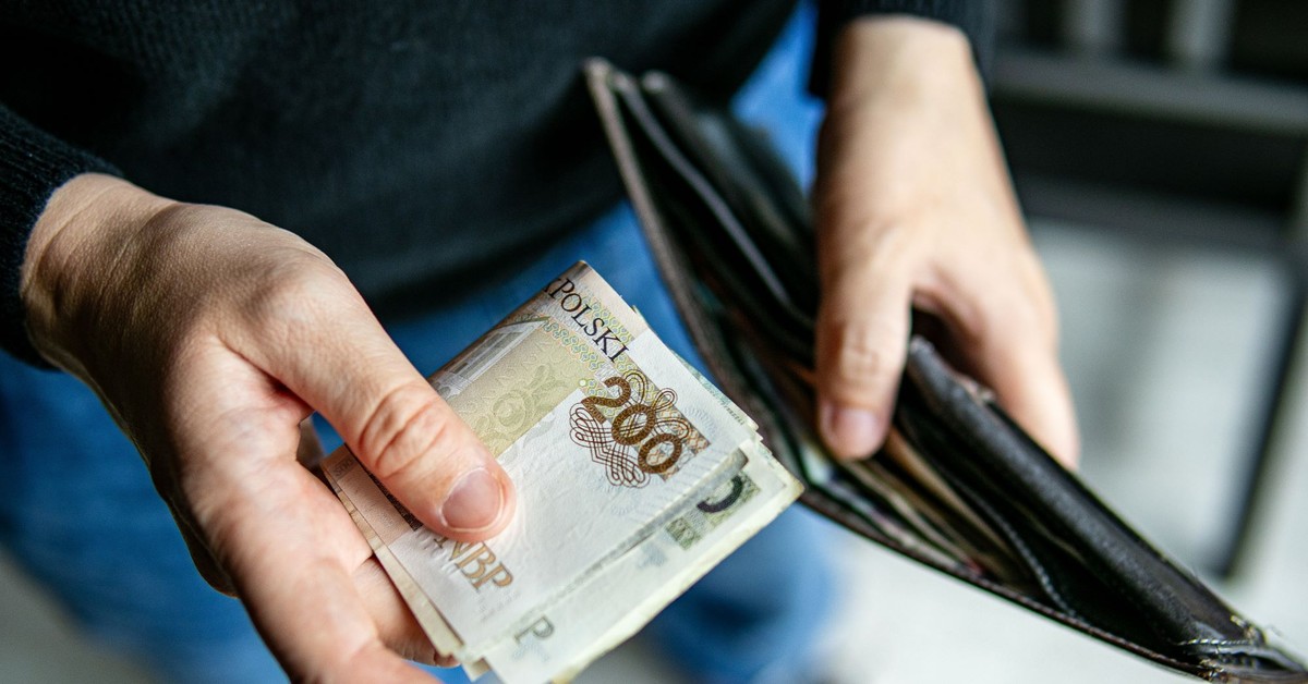 215 złotych zasiłku od 1 listopada 2025 co miesiąc. Komu przysługuje? Jak go uzyskać?