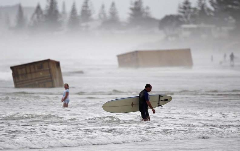Plaża Waihi (Nowa Zelandia). Poranny surfing w towarzystwie kontenerów z zatopionego statku Rena.