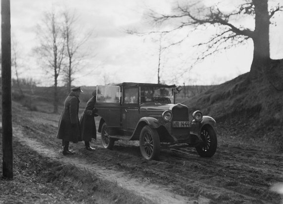 Polscy strażnicy przeszukują samochód na trasie Wilno-Kowno (1934, CC0 1.0 Universal (CC0 1.0) Przekazanie do Domeny Publicznej).