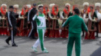 Prezydent Turkmenistanu pokazuje cyrkowcom, jak jeździć konno