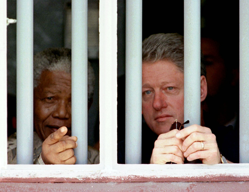 Nelson Mandela i Bill Clinton w celi numer 5 więzienia Robben Island, w której Mandela spędził 18 lat