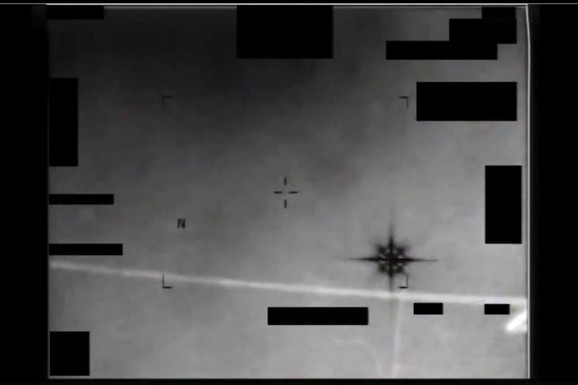 (VIDEO) Visoki su oko 120 cm i putuju letelicama koje NEMAJU ZVUK! FBI objavio tajnu o VANZEMALJCIMA koja se krila 6 DECENIJA: "Imali su kacige i odela..."