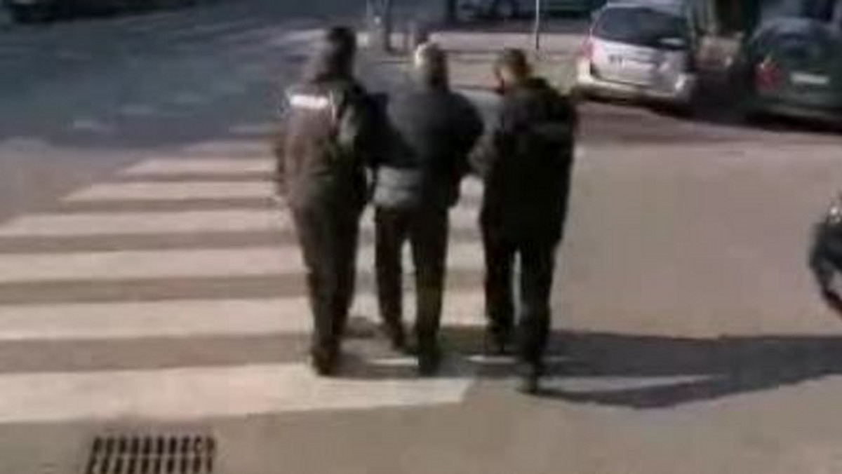 Policjanci z Katowic ustalili i zatrzymali trzech członków zorganizowanej grupy przestępczej - mężczyźni specjalizowali się w napadach z bronią w ręku na placówki bankowe.