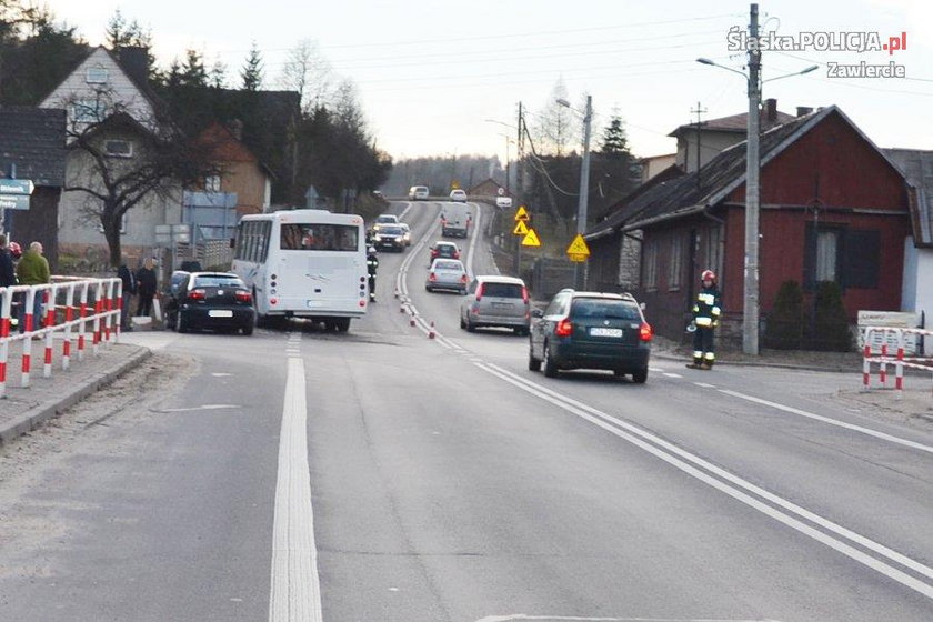 Autobus zderzył się z osobówką