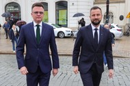 Przewodniczący Polski 2050 Szymon Hołownia i prezes PSL Władysław Kosiniak-Kamysz przed Pałacem Prezydenckim w Warszawie,