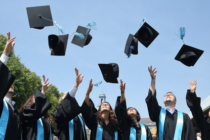 Koszty studiów za granicą zwalają z nóg. Oto najpopularniejsze kierunki wśród Polaków