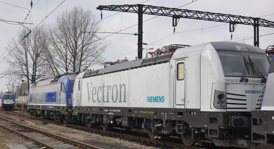 Jako pierwszy w Polsce zakupił ten model w 2012 r. przewoźnik DB Schenker Rail Polska, podpisując umowę na dostarczenie 23 takie pojazdy. Harmonogram dostaw zakłada, że wszystkie dotrą do Polski do 2015 r., a umowa może zostać powiększona o kolejnych 13 sztuk. Dotychczas lokomotywy Vectron zamówili przewoźnicy: Railpool (dla usług cargo w Niemczech) i Fuori Muro – na rynek włoski. W czerwcu tego roku pojazdy tego typu były testowane w tunelu pod kanałem La Manche.