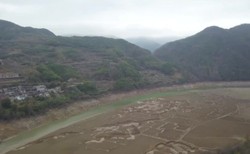 Niesamowite odkrycie w Chinach. Susza ukazała starożytną wioskę na dnie zbiornika [WIDEO]