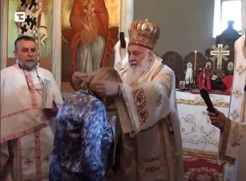 Vladika Filaret odlikuje Slavicu Đukić Dejanović