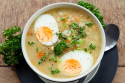 Pyszny obiad na czwartek. Podajemy przepis, Ty gotujesz. Żurek na wędzonce na zimowe dni