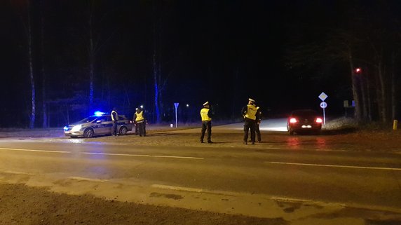 Kolejne służby dojeżdżają do ośrodka dla uchodźców w Wędrzynie