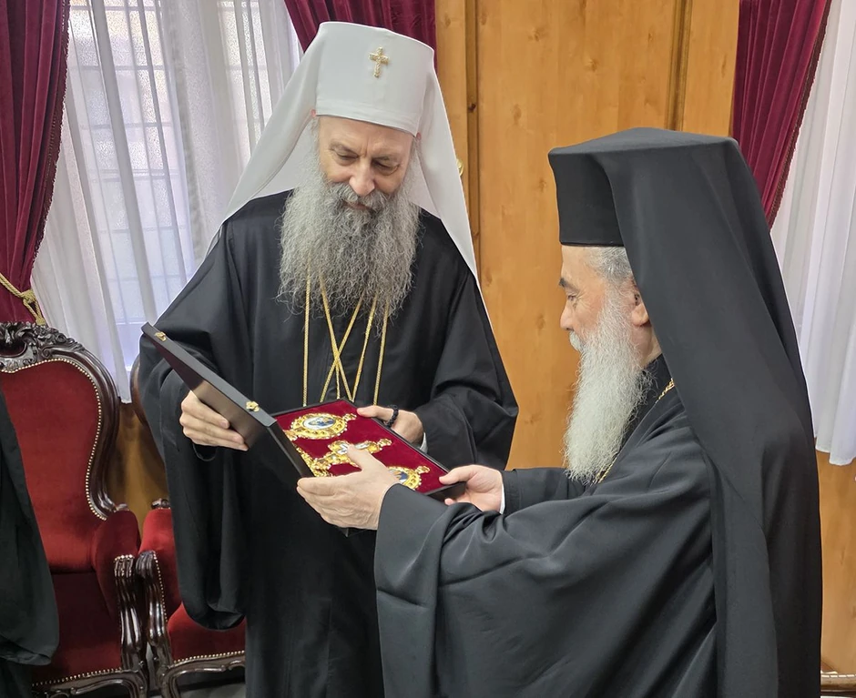 Patrijarh Teofil je darivao patrijarha Porfirija triptihom panagija