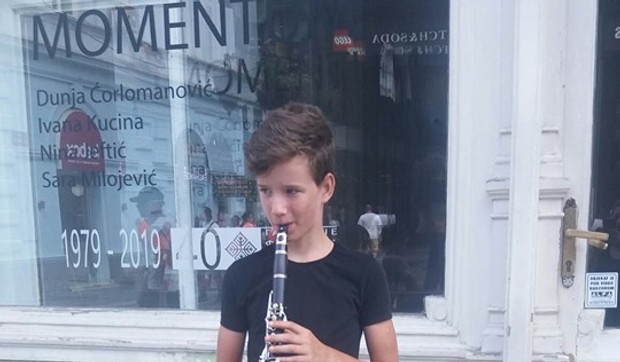 filip milinković svira klarinet u knez mihailovoj
