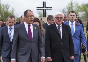 609713_frankwalter-steinmeier-left-and-russian-foreign-minister-sergey-lavrov-center-front-visit-the-battle-of-stalingrad-memorial-in-volgograd-3ap