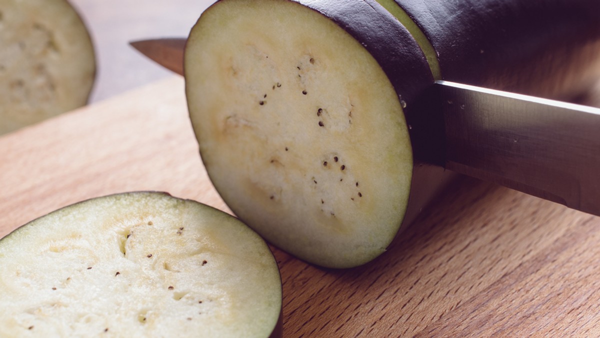 Verdure gratinate (zapiekane warzywa) - to jedno z najprostszych i najlepszych na zimę lekkich dań włoskiej kuchni z pieca. Tajemnicą smaku kolorowej potrawy jest... bułka tarta.