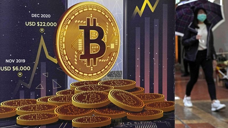 Na archívnej snímke reklamný pútač na kryptomenu bitcoin sa nachádza v uliciach v Hongkongu.