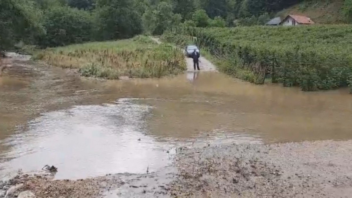Izlila se reka kod Ivanjice, bujica protutnjala kroz selo: Meštani u strahu za useve.