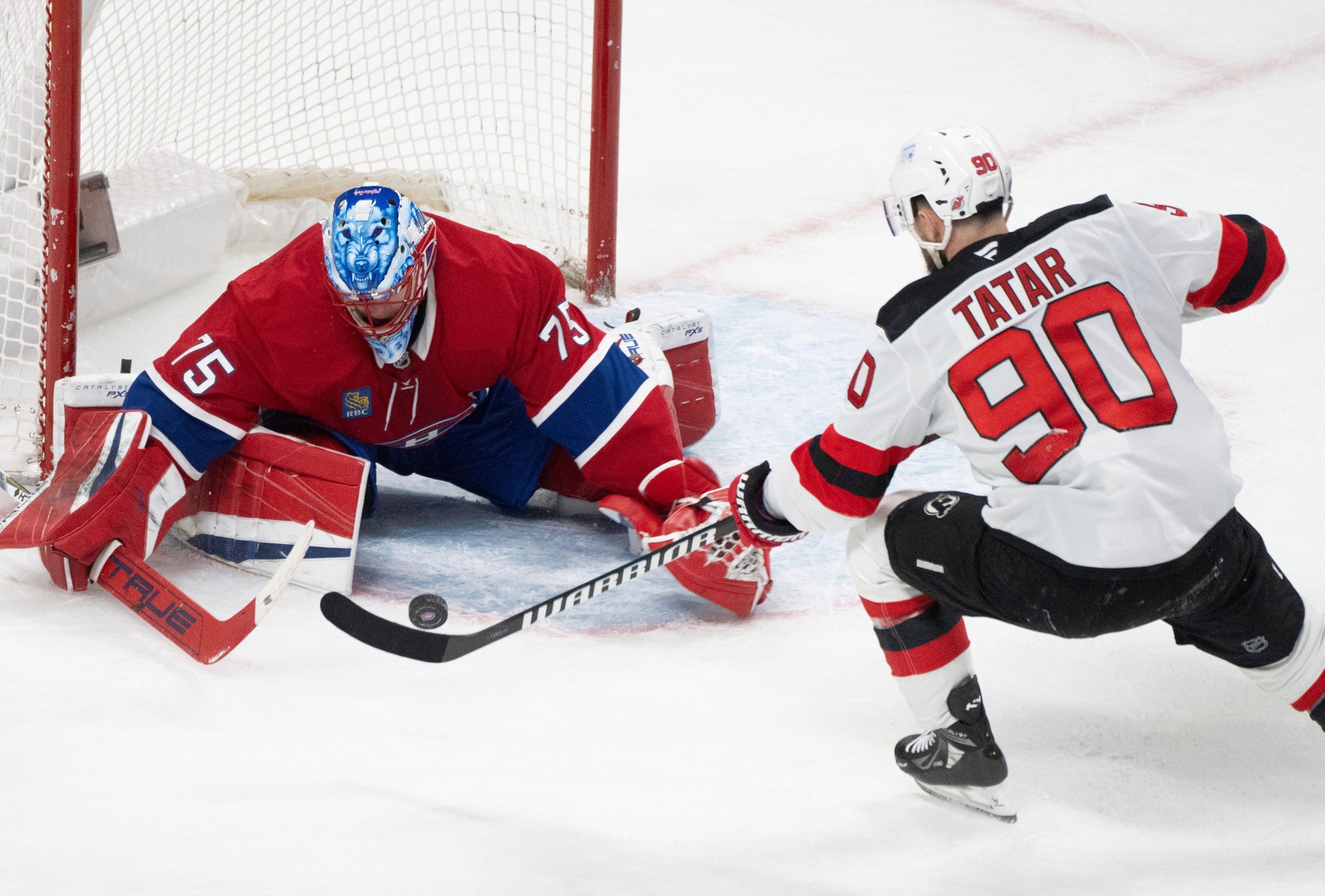Slovenský hokejista Tomáš Tatar (New Jersey Devils) dáva gól Jakubovi Dobešovi (Montreal Canadiens).