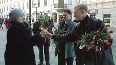 Akademie, goździki i rajstopy. Tak wyglądał Dzień Kobiet