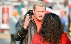 Jakimowicz zerwał tęczową flagę, która wisiała obok polskiej. "Szmata i g...no"