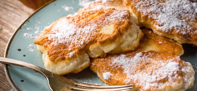 Pyszny obiad na poniedziałek. Podajemy przepis, Ty gotujesz. Racuchy z jabłkami jak u babci