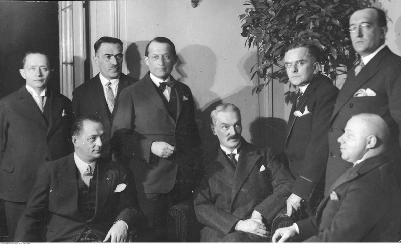 Jury konkursu Miss Polonia 1929. Skład jury. Widoczni m.in.: rzeźbiarz Edward Wittig (siedzi 1. z lewej), malarz Tadeusz Pruszkowski (siedzi 1. z prawej), malarz Karol Frycz (siedzi w środku), literat Tadeusz Boy-Żeleński (stoi 2. z lewej), literat Zdzisław Kleszczyński (stoi 1. z prawej)