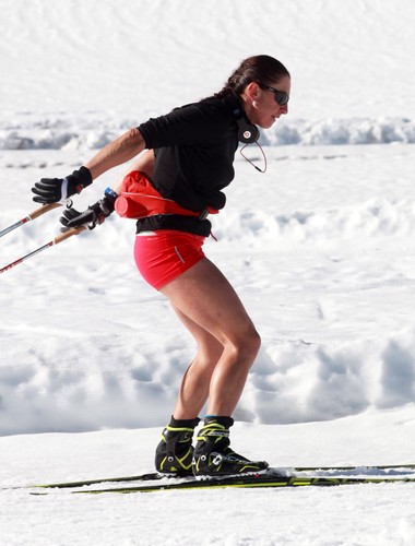 Justyna Kowalczyk trenuje na lodowcu w krótkich spodenkach. Bardzo krótkich spodenkach!