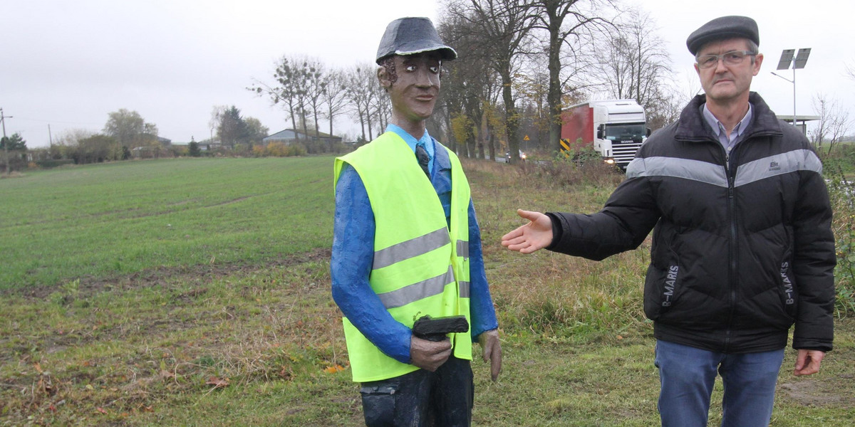 Pomysłowy sołtys postawił... stracha na kierowców!