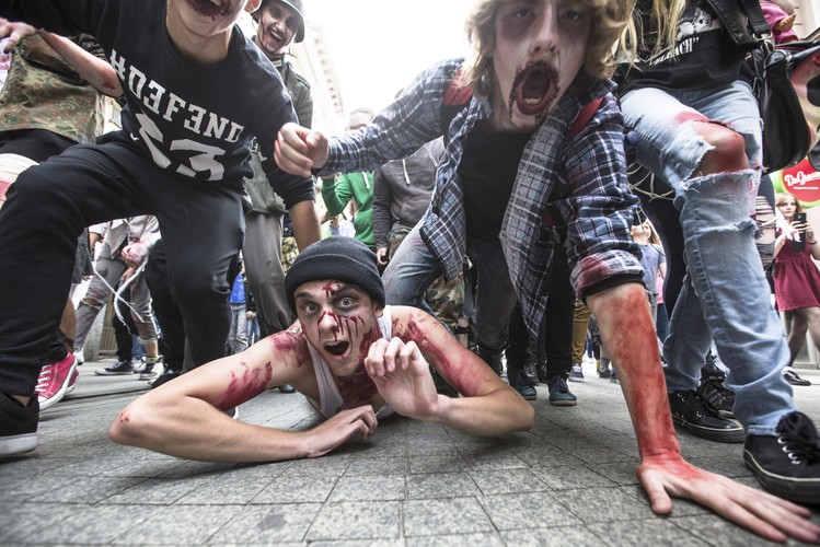 Uczestnicy zombie walk 2015