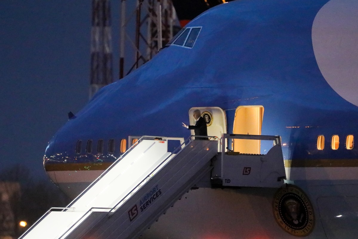 Prezydent Stanów Zjednoczonych Joe Biden wsiada na pokład samolotu Air Force One na lotnisku w Warszawie