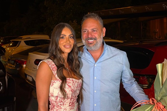BRANKO BABIĆ SA ŽENOM NA ROĐENDANU BOJANE LAZIĆ Milica u kratkoj haljini, a on slavljenici doneo ogroman buket: Ne skidaju osmeh sa lica (VIDEO)