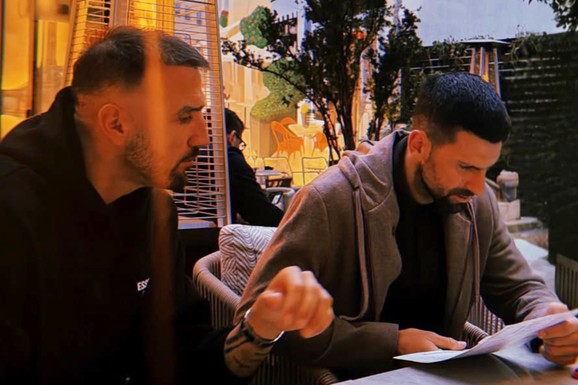 NOVAK ĐOKOVIĆ U DRUŠTVU POZNATOG KOŠARKAŠA Uživaju u Beogradu, a društvo im prave one (Foto)