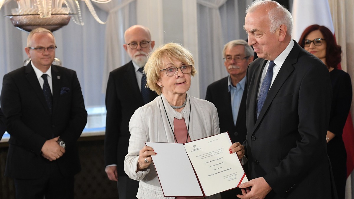 - To było spontaniczne, choć w moim wypadku przemyślane - mówiła dziś w Radiu Zet Danuta Huebner. Wczoraj, odbierając zaświadczenie o wyborze do PE, europosłanka KE nie podała ręki premierowi i marszałkowi Sejmu.