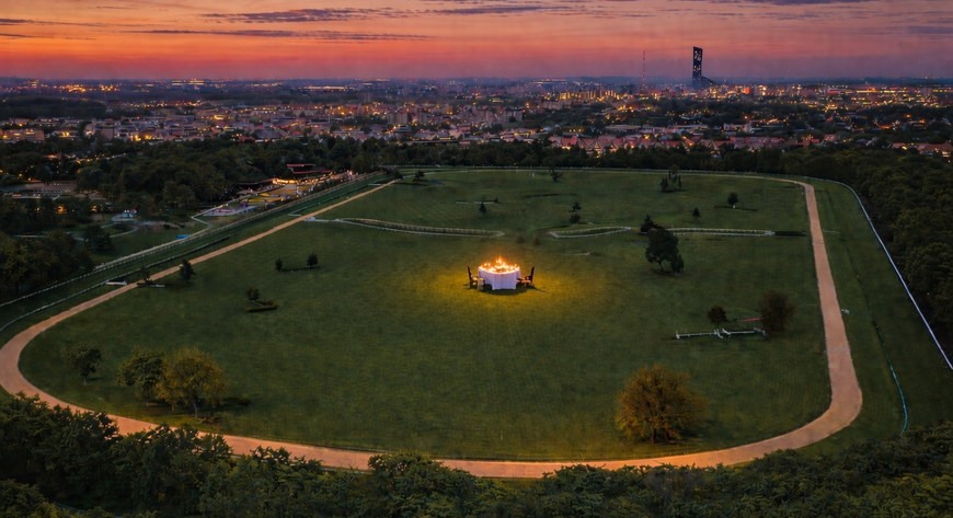 Kolacja przy świecach na samym środku partynickiego toru - ten stół może zostać nakryty dla Ciebie!