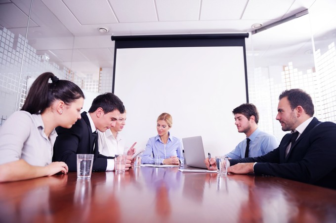 Mit jelent a pszichológia szerint az, ha szótlannak tűnnek a kollégák a megbeszéléseken?