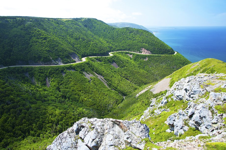 Cabot Trail w Nowej Szkocji w Kanadzie, jest jedną z najbardziej malowniczych tras w kraju. Zabiera kierowców w podróż dookoła części wyspy Cape Breton i prezentuje spektakularne widoki na ocean z licznymi punktami widokowymi, zabytkami i malowniczymi wsiami po drodze. Jeśli możesz, zatrzymaj się na chwilę, możliwe, że zauważysz przepływające wieloryby.